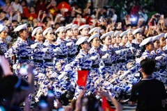 红旗方阵行进在河内街头。图自 越通社