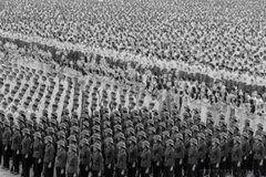 1975年9月2日上午举行的庆祝越南民主共和国成立30周年的集会、阅兵和游行活动，吸引了40多万名群众和军民以及600多名国际代表参加。图自 越通社