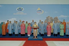 2006年11月19日，越南国家主席阮明哲在河内举行的亚太经济合作组织第十四次领导人非正式会议上宣读联合声明。图自 越通社