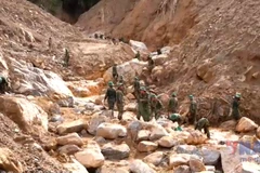 军民携手打通通往越南广义省5个受困村庄生命通道