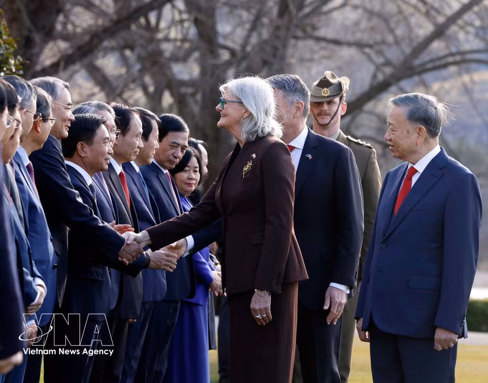 越共中央总书记、国家主席苏林向澳大利亚总督萨姆·莫斯廷介绍越南高级代表团成员。图自越通社
