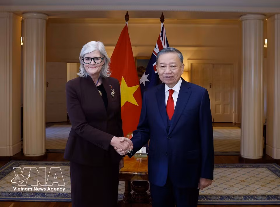澳大利亚总督萨姆·莫斯廷欢迎越共中央总书记、国家主席苏林。图自越通社