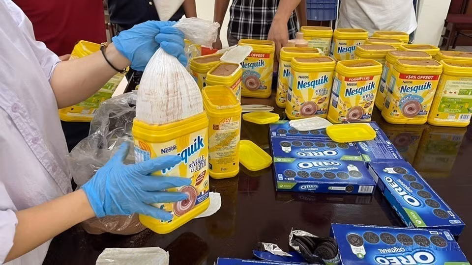 发现一批自法国运往越南的货物中藏有疑似19公斤氯胺酮毒品的白色晶体，伪装在产品包装盒内。图自越通社