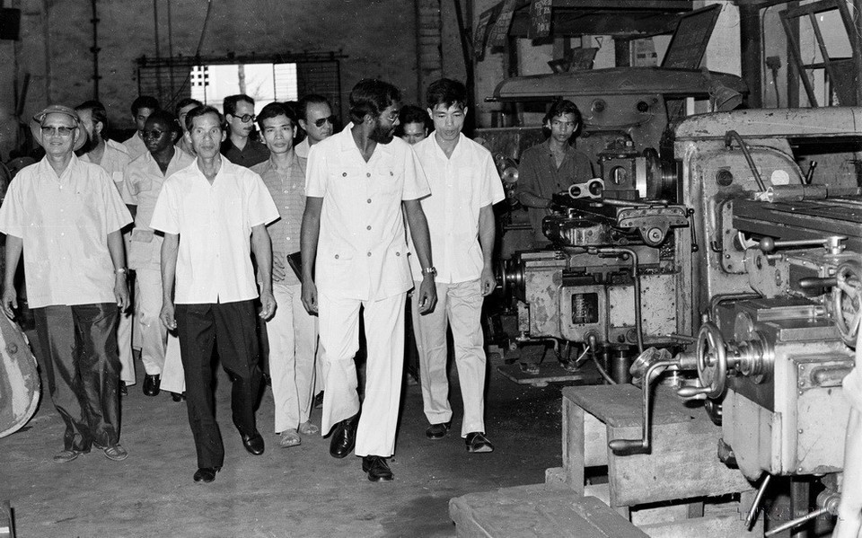 莫桑比克解放阵线党中央书记、国务部长罗热里奥·奥塔卡·蒙泰罗参观河内枚洞机械厂，时值其访问越南期间（1977年10月18日）。图自越通社