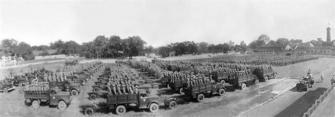 308大团接管河内的部队于1954年10月10日15时，在旗台（现为升龙皇城端门）举行了首都解放日的首次升旗仪式。图自越通社