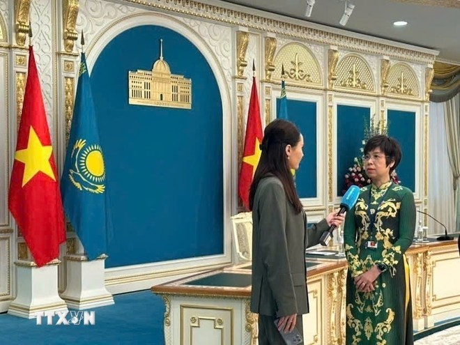 越通社社长武越庄接受哈萨克斯坦电视台第一频道采访，强调越共中央总书记苏林对哈萨克斯坦进行国事访问的重要性。 图自越通社