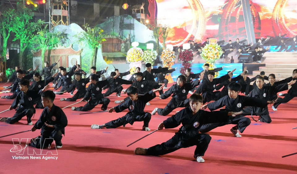 武生表演笛武技艺。图自越通社