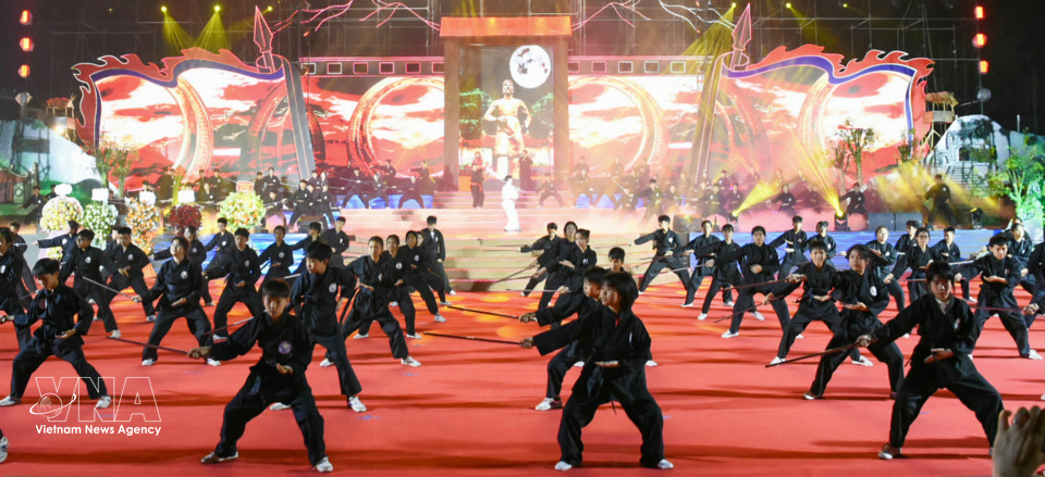 武生们集体表演笛武套路。图自越通社