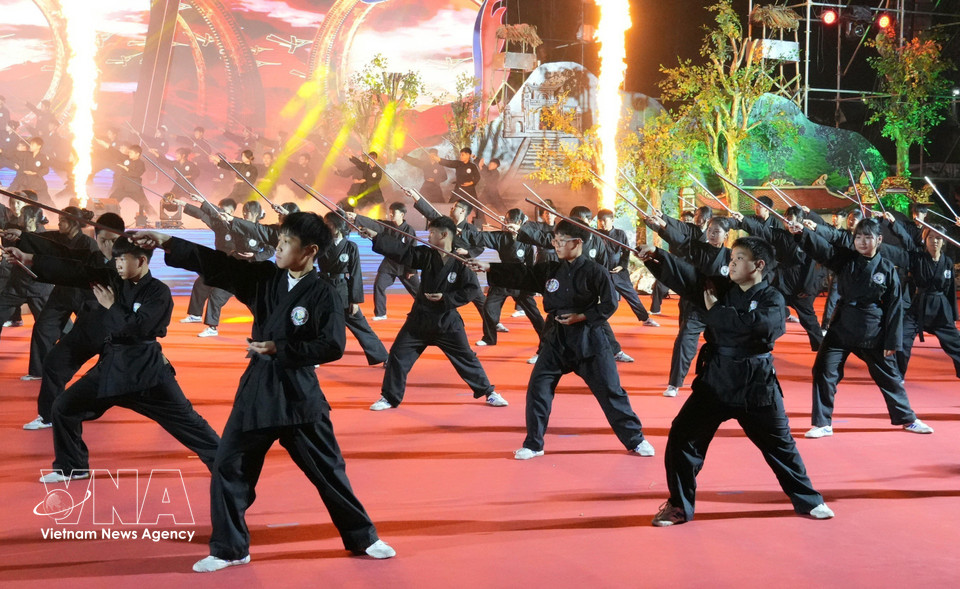 武生们集体表演笛武套路。图自越通社