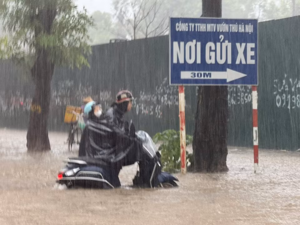 多条街道积水严重，影响首都居民出行。图自越通社