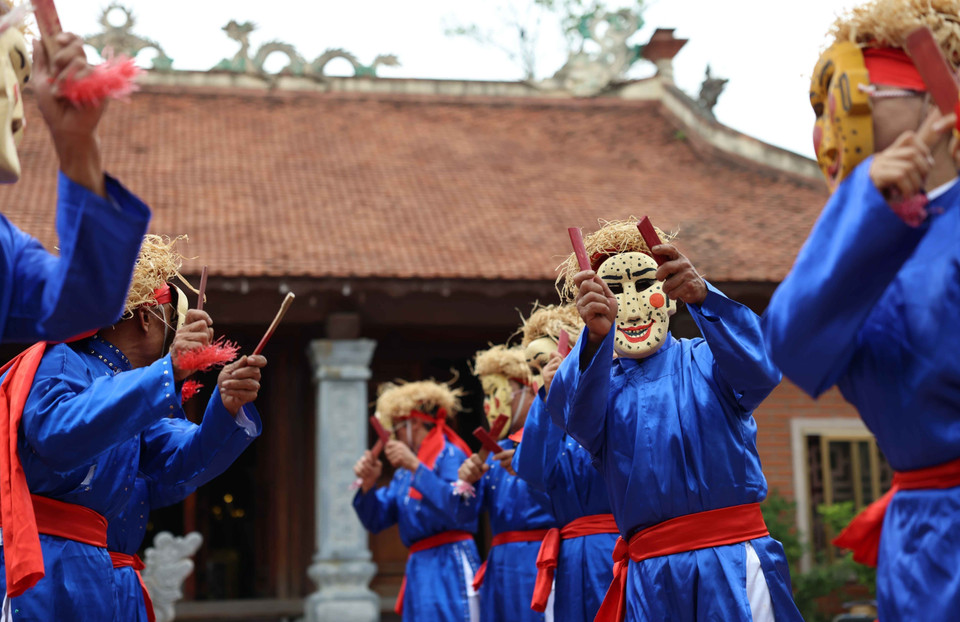 摄影一直是重要的宣传工具之一，向世界推广越南风土人情等形象。图中：清化省春普（Xuân Phả）舞蹈——越南国家级非物质文化遗产之一。图自越通社