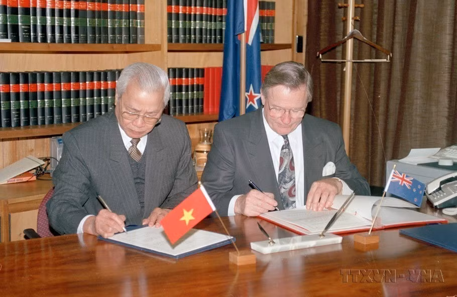 • 新西兰总理吉姆·博尔格（Jim Bolger ）与越南政府总理武文杰签署《越南—新西兰经贸合作协定》（1993年5月26日）。图自越通社