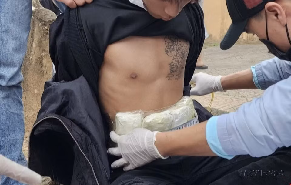广治省公安控制并逮捕两名犯罪嫌疑人，查获其身上藏有近12,000粒疑似合成毒品红色药片（2024年3月9日下午）。图自越通社