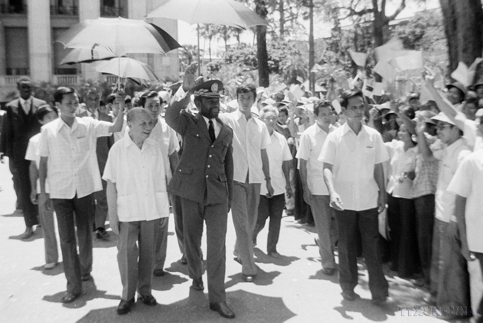 越南国家主席长征与部长会议主席范文同迎接莫桑比克解放阵线党主席、国家主席萨莫拉·莫伊塞斯·马谢尔（Samora Machel ）对越南进行友好访问（河内，1984年7月24日）。图自越通社