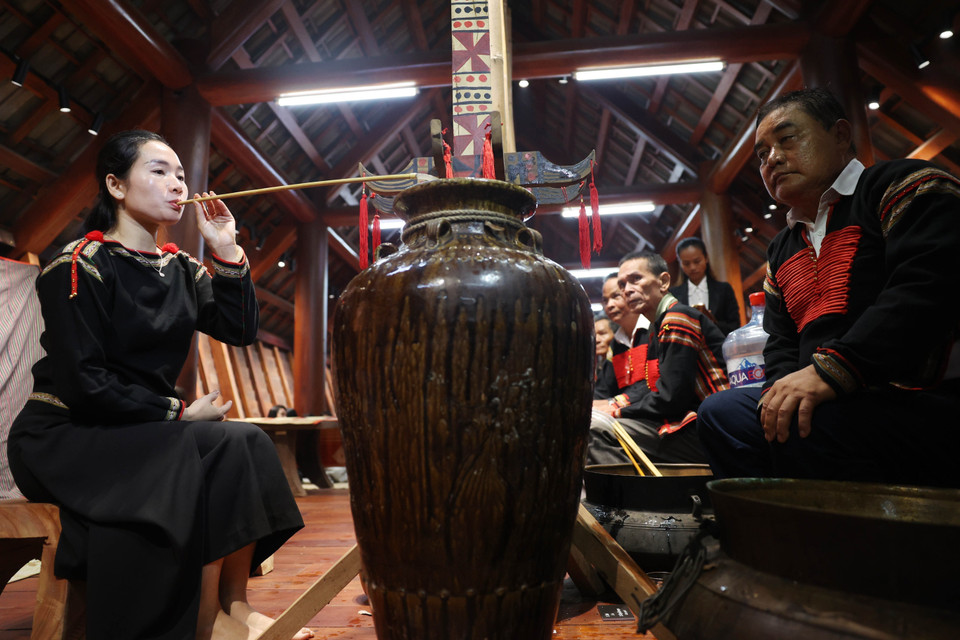 如今，酒坛在各类仪式中仍扮演重要角色，是埃地族人生活中不可分割的一部分。图自越通社