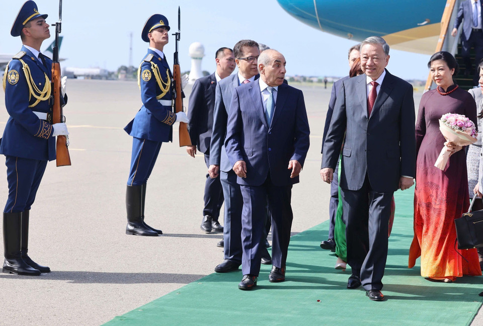 阿塞拜疆第一副总理亚古布·埃尤博夫在首都巴库盖达尔·阿利耶夫国际机场迎接苏林总书记夫妇。（图：越通社）