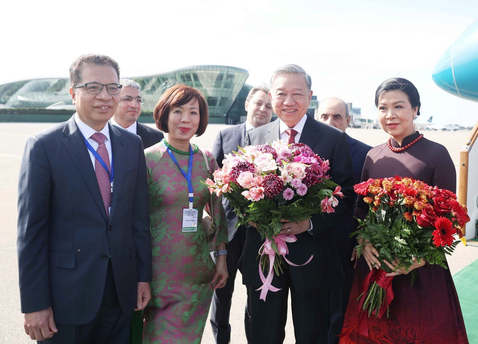 越南驻俄罗斯联邦兼任阿塞拜疆大使邓明魁夫妇在巴库盖达尔·阿利耶夫国际机场迎接苏林总书记夫妇。（图：越通社）