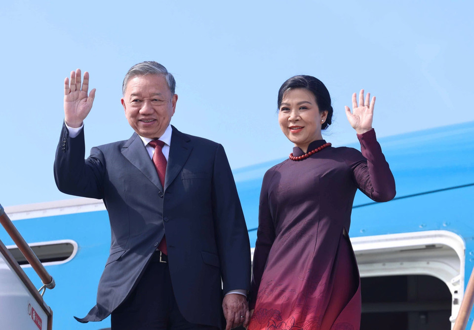 苏林总书记携夫人抵达首都巴库盖达尔·阿利耶夫国际机场。图自越通社