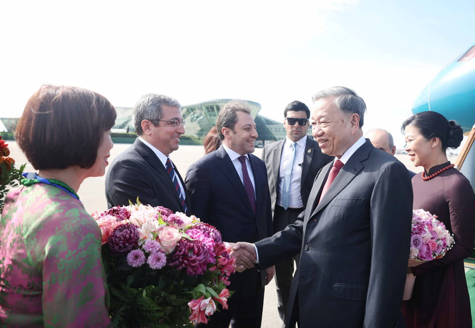 阿塞拜疆官员在首都巴库盖达尔·阿利耶夫国际机场迎接苏林总书记夫妇。（图：越通社）