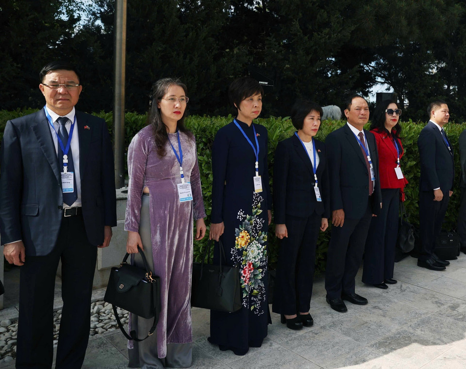 越南高级代表团成员出席欢迎仪式。图自越通社