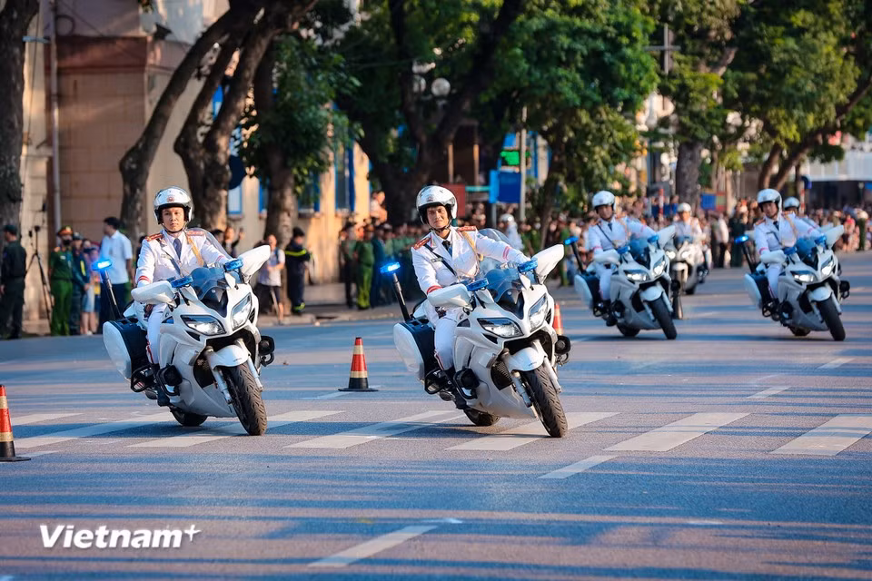 展示摩托车以蛇形路线穿越标杆的精湛驾驶技巧。图自越通社