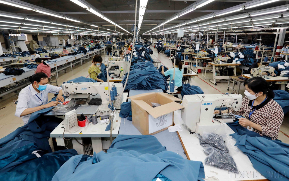 越南对安哥拉出口商品主要包括大米、纺织品和化肥等。图中:还剑服装公司生产出口订单现场。图自越通社