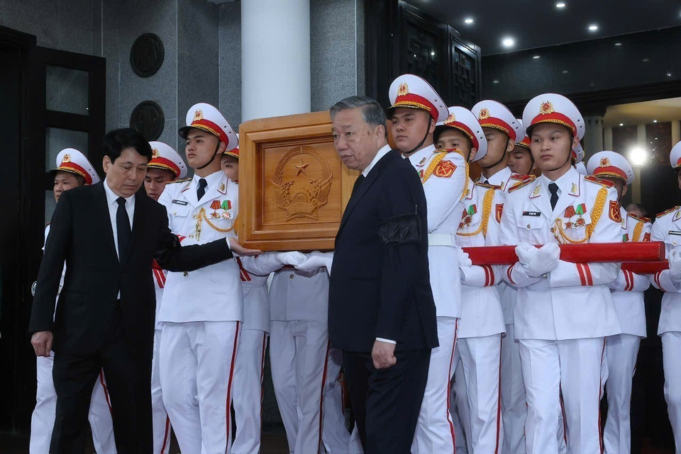 苏林总书记与国家主席梁强共同移送原国家主席陈德良灵柩。图自越通社