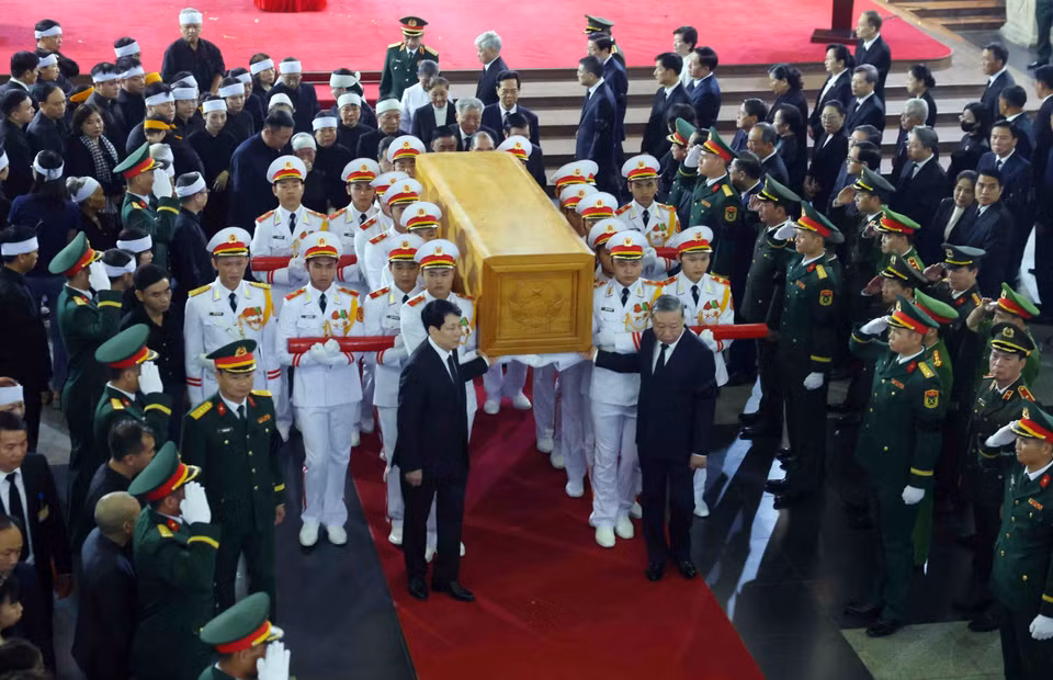 党和国家领导人移送原国家主席陈德良灵柩。图自越通社