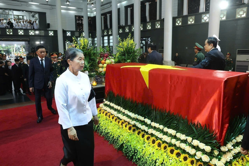 柬埔寨人民党副主席、柬埔寨祖国发展团结阵线全国委员会主席、柬越友好协会主席梅森安最后一次绕灵柩行礼，送别原越南国家主席陈德良。图自越通社