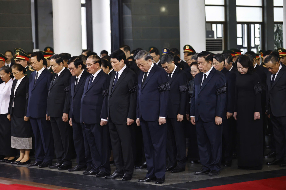 苏林总书记与党和国家其他领导人及前领导人一起默哀，悼念原越南国家主席陈德良。图自越通社