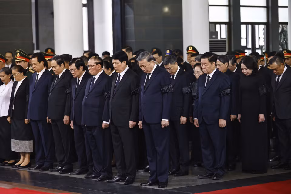 苏林总书记与党和国家其他领导人及前领导人一起默哀，悼念原越南国家主席陈德良。图自越通社
