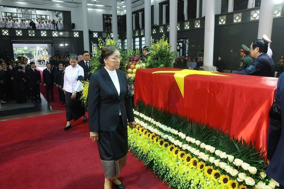 老挝国家副主席巴妮·雅陶都最后一次绕灵柩行礼，送别原越南国家主席陈德良。图自越通社