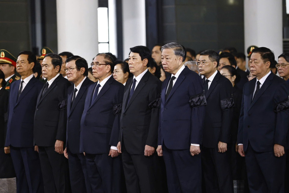 越共中央总书记苏林以及党、国家领导人和前领导人出席原越南国家主席陈德良的追悼会。图自越通社