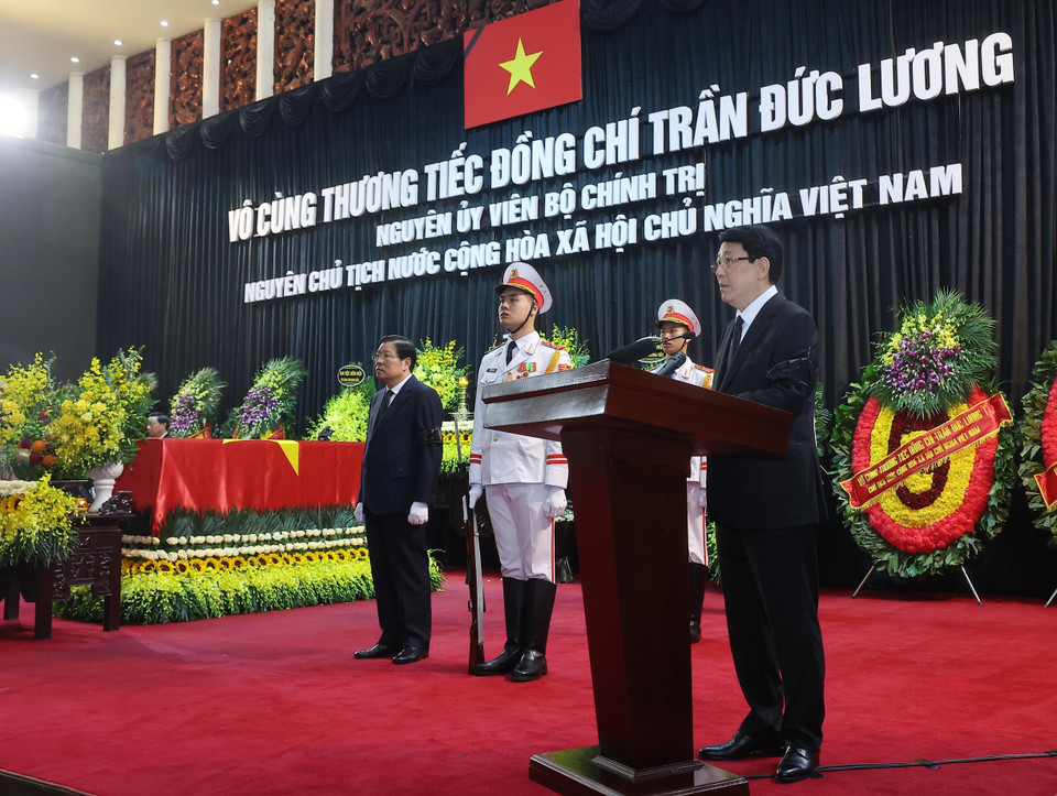 越共中央政治局委员、国家主席、治丧委员会主任梁强宣读悼词。图自越通社