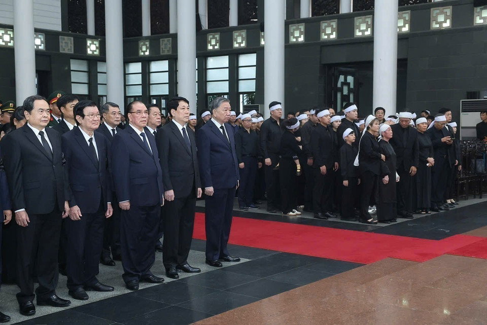 越共中央总书记苏林以及党、国家领导人和前领导人出席原越南国家主席陈德良的追悼会。图自越通社