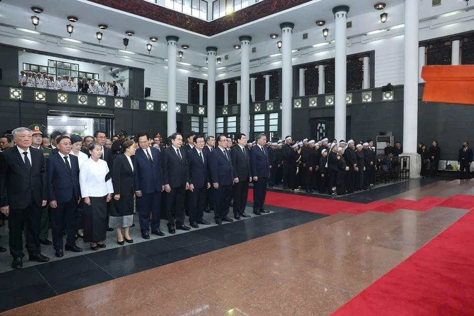 越共中央总书记苏林以及党、国家领导人和前领导人出席原越南国家主席陈德良的追悼会。图自越通社