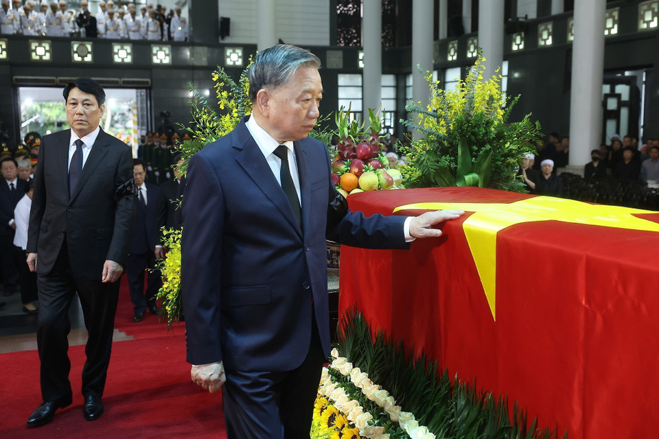 苏林总书记、梁强主席和代表们最后一次绕灵柩行礼，送别原越南国家主席陈德良。图自越通社
