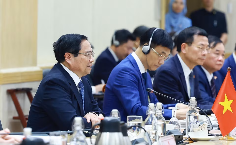 越南政府总理范明政与马来西亚总理安瓦尔·易卜拉欣举行会谈。图自越通社