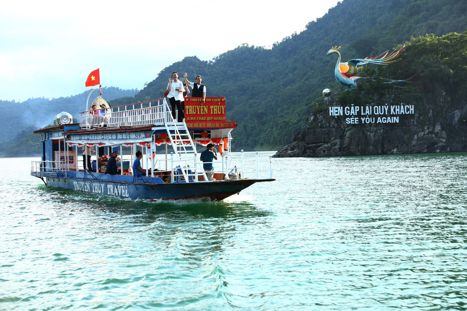 宣光水电库区游船之旅成为游客的新体验。图自越通社