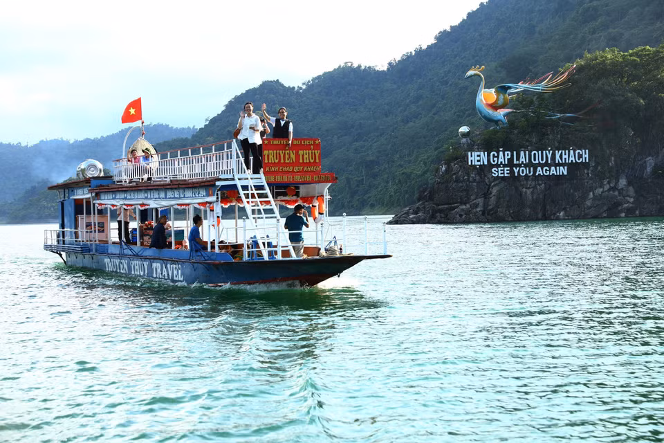 宣光水电库区游船之旅成为游客的新体验。图自越通社