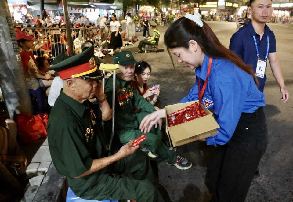 志愿青年团队协助老战士一同迎接国庆80周年阅兵典礼。图自越通社