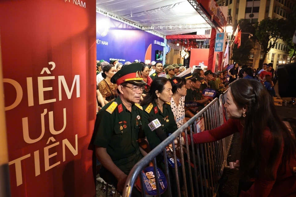 在八月革命广场设立的优待区域，专为老战士观看9月2日的阅兵典礼而设。图自越通社