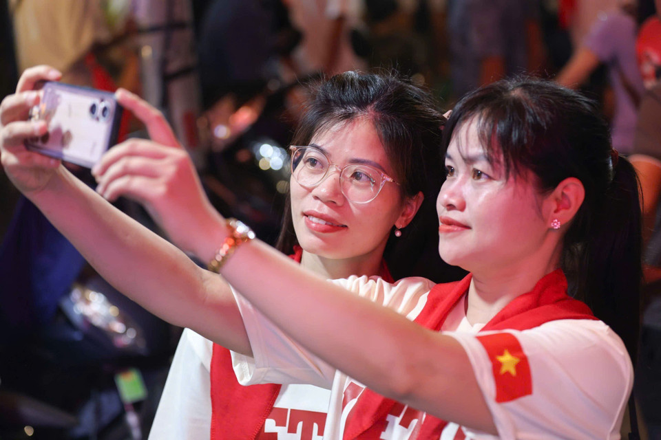 民众集中在南门街区域，等待A80盛典的阅兵式盛况。图自越通社