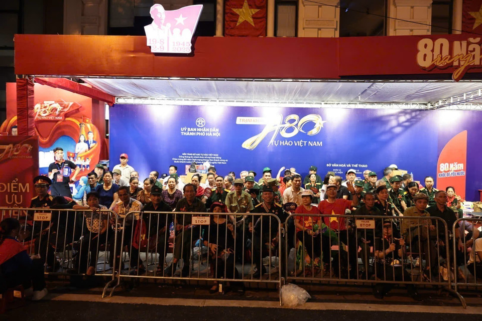 约8,000个优待席位专为老战士观看9月2日国庆阅兵式而准备。图自越通社