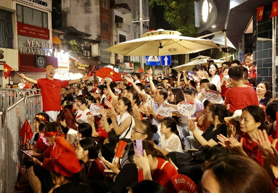 庄严神圣的氛围弥漫各处，成千上万的民众心怀激动，共同等待国庆80周年的阅兵式——这一国家节日象征着越南的和平、自由与发展。图自越通社