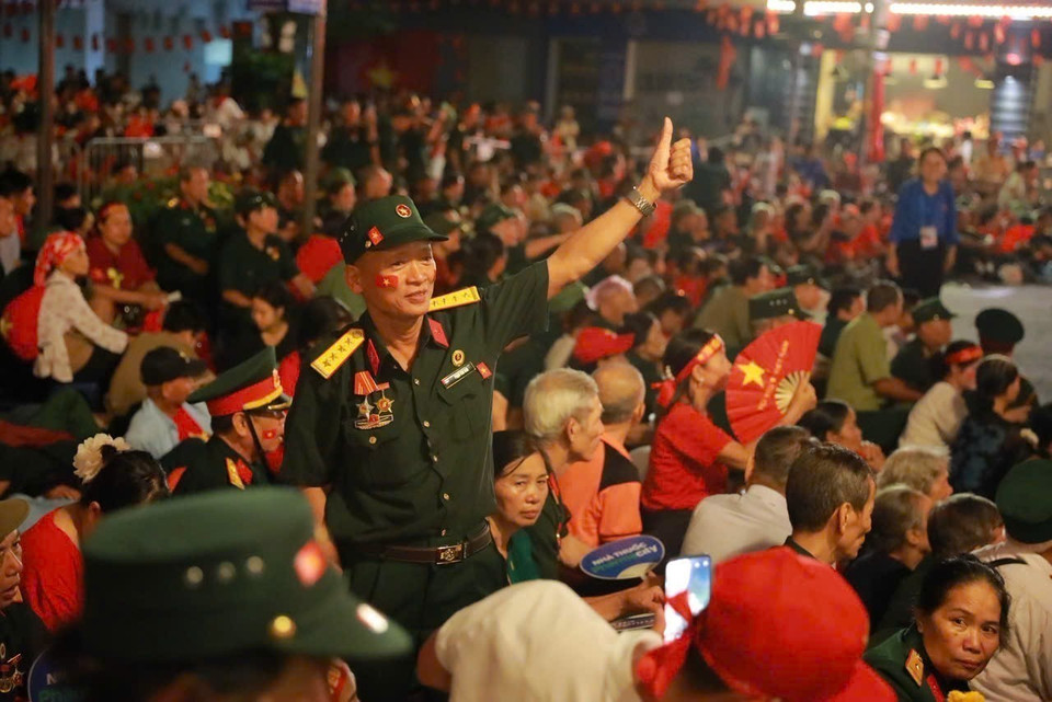 民众沐浴在金星红旗的海洋中，齐心等待国庆80周年阅兵式的到来。图自越通社