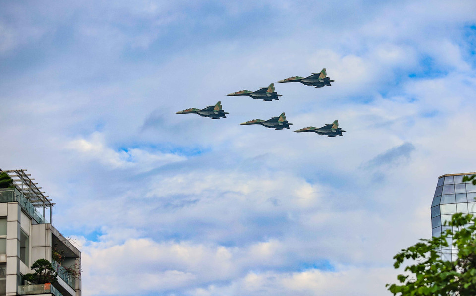 Su-30MK2战斗机在巴亭广场上空执行飞行任务。图自越通社