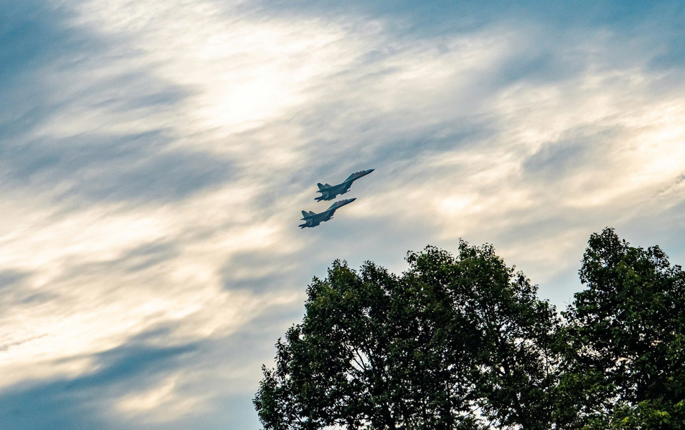 Su-30MK2战斗机在巴亭广场上空执行飞行任务。图自越通社