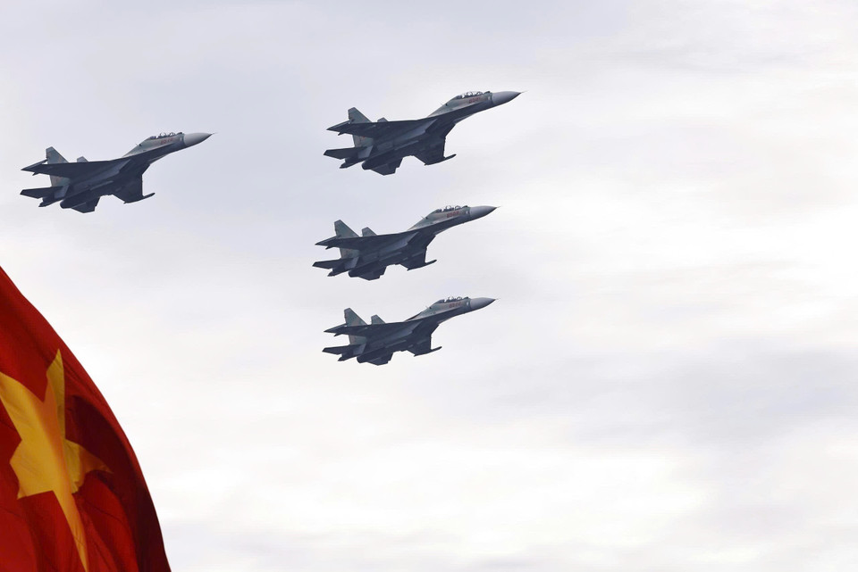 Su-30MK2战斗机在巴亭广场上空执行飞行任务。图自越通社/figcaption>