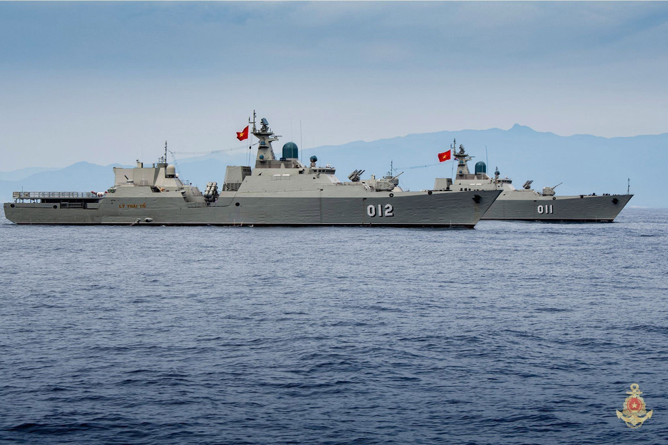 3.9型导弹护卫舰编队参加海上阅兵。图自越通社